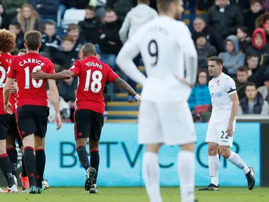 Para pemain Manchester United merayakan golnya, setelah Zlatan Ibrahimovic berhasil membobol gawang Swansea City pada pertandingan Liga Premier Inggris di Stadion Liberty, Inggris (6/11). MU kalahkan Swansea dengan skor 1-3 atas. (Reuters/John Sibley)
