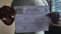 Blangko penerimaan bantuan keuangan warga terdampak Covid-19 yang harus dibawa ke Pekanbaru untuk syarat pencairan. (Liputan6.com/M Syukur)