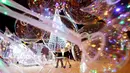 Sebuah pohon tahun baru dipajang di Octyabrskaya Square dan dekorasi untuk menyambut perayaan Natal 2018 dan Tahun Baru 2019 di Minsk, Belarus, Selasa (18/12). (AP Photo/Sergei Grits)