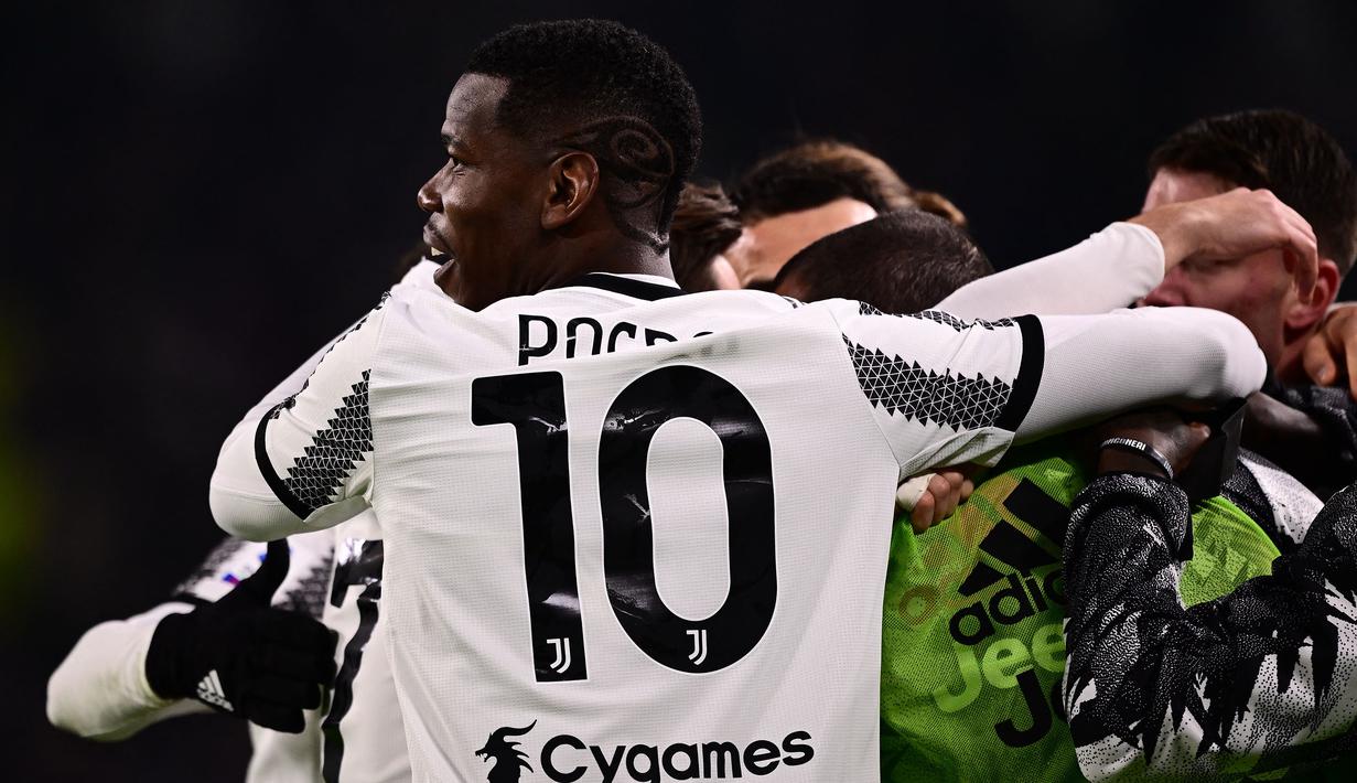 Pemain Juventus, Paul Pogba ikut melakukan selebrasi setelah Gleison Bremer mencetak gol ketiga timnya ke gawang Torino pada laga lanjutan Liga Italia 2022/2023 yang berlangsung di Allianz Stadium, 28 Februari 2023. (AFP/Marco Bertorello)