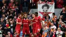 Pemain Liverpool merayakan gol yang dicetak oleh Mohamed Salah ke gawang Brentford pada laga lanjutan Liga Inggris 2024/2025 di Anfield, Liverpool, Inggris, Minggu (25/08/2024) malam WIB. (AFP/Darren Stapless)