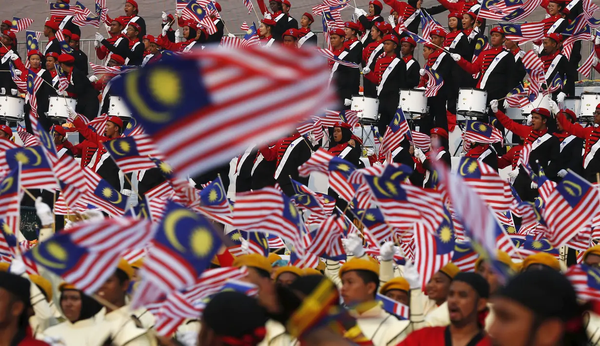 Warga Malaysia merayakan Hari Kemerdekaan ke-58 yang dipusatkan di Dataran Merdeka, Kuala Lumpur, Senin (31/8/2015). Perayaan kemerdekaan kali ini dilakukan di tengah desakan mundur kepada PM Najib. (REUTERS/Olivia Harris)