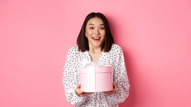 Ilustrasi perempuan saat mendapatkan hadiah. (c) benzoix /depositphotos