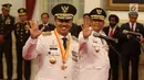 Syamsuar (kiri) dan Edy Natar Nasution melambaikan tangan saat pelantikan sebagai Gubernur dan Wakil Gubernur Riau periode 2019-2024 di Istana Negara, Jakarta, Rabu (20/2). (Liputan6.com/Angga Yuniar)