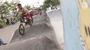 Seorang anak bermain sepeda di area Skate Park RPTRA Kalijodo, Jakarta, Sabtu (15/6/2019). Menjelang sore hari, anak-anak berdatangan menghabiskan waktu dengan bermain di area RPTRA Kalijodo. (Liputan6.com/Helmi Fithriansyah)