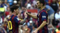 Dua pemain Barcelona, Lionel Messi (kiri) dan Thomas Vermaelen (kanan). (AFP/Lluis Gene)