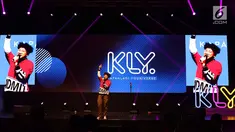 Penyanyi Kunto Aji tampil dalam acara XYZ Day 2018 di Jakarta, Rabu (25/4). XYZ Day 2018 merupakan ajang perkenalan dari bersatunya media daring terkemuka yaitu PT Liputan Enam Dot Com dan PT KapanLagi Dot Com Networks. (Liputan6.com/Immanuel Antonius)