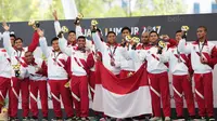 Altet polo air putra Indonesia merayakan kemenangan atas Filipina di SEA Games XXIX di National Aquatic Centre, Kuala Lumpur, Minggu (20/8). Tim Polo Air Indonesia menang dengan skor 12-5 atas Filipina. (Liputan6.com/Faizal Fanani)