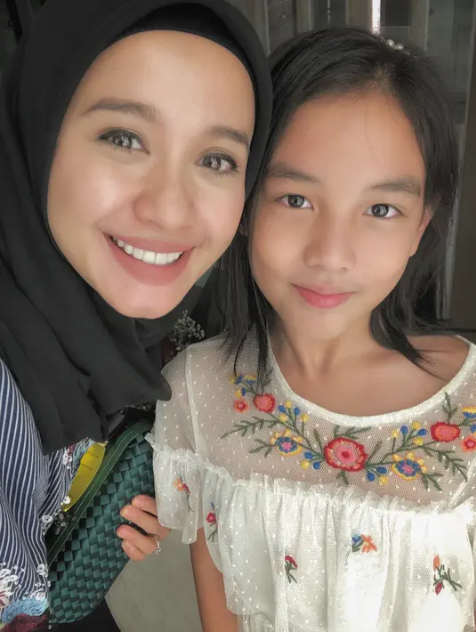 Bella pun selalu menyempatkan waktu untuk mengasuh Aleesya yang kini berusia 10 tahun. Bella bahkan rela mengosongkan jadwalnya untuk ber-qualitiy time dengan keluarga kecilnya. (Liputan6.com/IG/laudyacynthiabella)