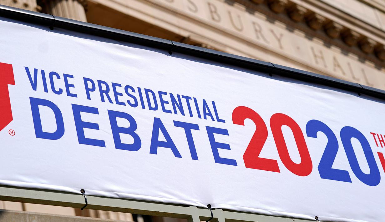Persiapan untuk debat calon wakil presiden (cawapres) AS di luar Kingsbury Hall, Universitas Utah di Salt Lake City, Senin (5/10/2020). Debat cawapres petahana Mike Pence dan Senator California Kamala Harris akan digelar pada Rabu 7 Oktober. (AP Photo/Patrick Semansky)