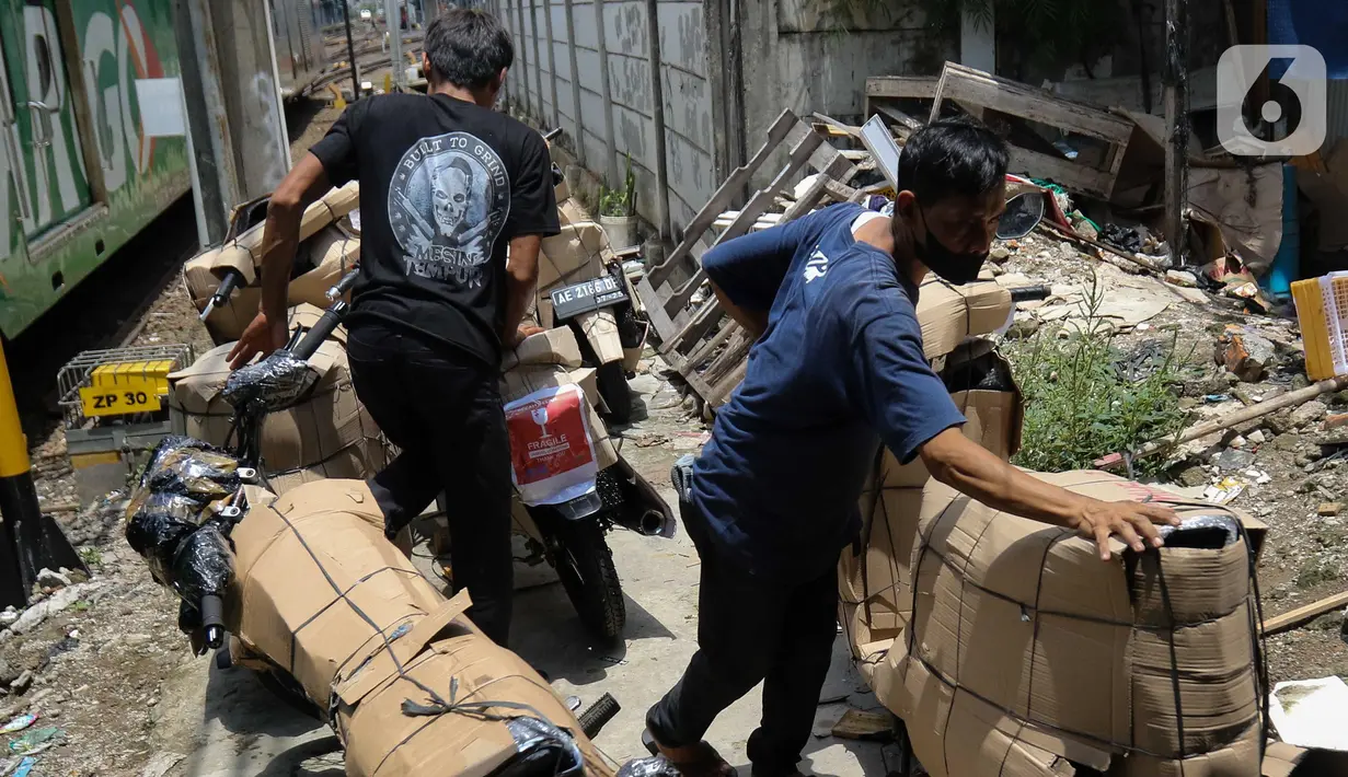 Kendaraan roda dua, pakaian hingga makanan mendominasi barang yang dikirimkan menggunakan jasa pengiriman dengan kereta api. (Liputan6.com/Herman Zakharia)