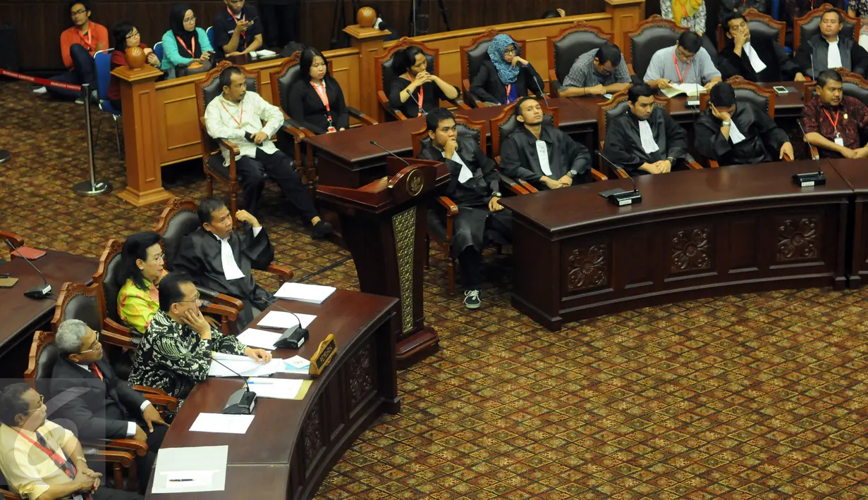 Ketua DPD RI, Irman Gusman (ketiga kiri) bersama sejumlah anggota DPD mengikuti sidang pembacaan putusan perkara DPD di Gedung Mahkamah Konstitusi, Jakarta, Selasa (22/9/2015).(Liputan6.com/Helmi Fithriansyah)
