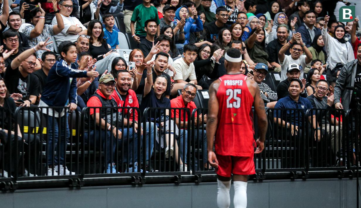 Pemain Timnas Basket Indonesia, Lester Prosper melakukan selebrasi ke arah penonton saat laga Kualifikasi Piala Asia FIBA 2025 melawan Timnas Basket Australia di Indonesia Arena, Senayan, Jakarta, Minggu (25/02/2024). (Bola.com/Bagaskara Lazuardi)