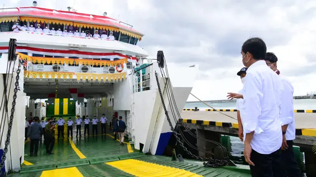 Presiden Joko Widodo meresmikan tiga pelabuhan penyeberangan dan satu kapal motor penumpang (KMP) di Dermaga Rakyat Wanci, Kabupaten Wakatobi, Provinsi Sulawesi Tenggara, pada Kamis, 9 Juni 2022.