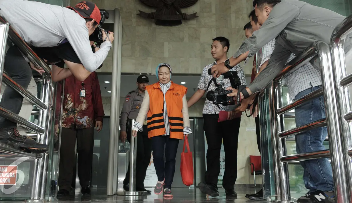 Wali Kota Cimahi nonaktif, Atty Suharti Tochija usai diperiksa KPK, Jakarta, Jumat (9/12). Atty dan Itoch diduga telah menerima suap sebesar Rp 500 juta untuk pemulusan proyek pembangunan tahap II Pasar Atas Cimahi. (Liputan6.com/Helmi Afandi)
