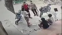 Tangkapan layar rekaman CCTV detik-detik oknum polisi menampar warga di Mesuji, Lampung. Foto : (Istimewa).