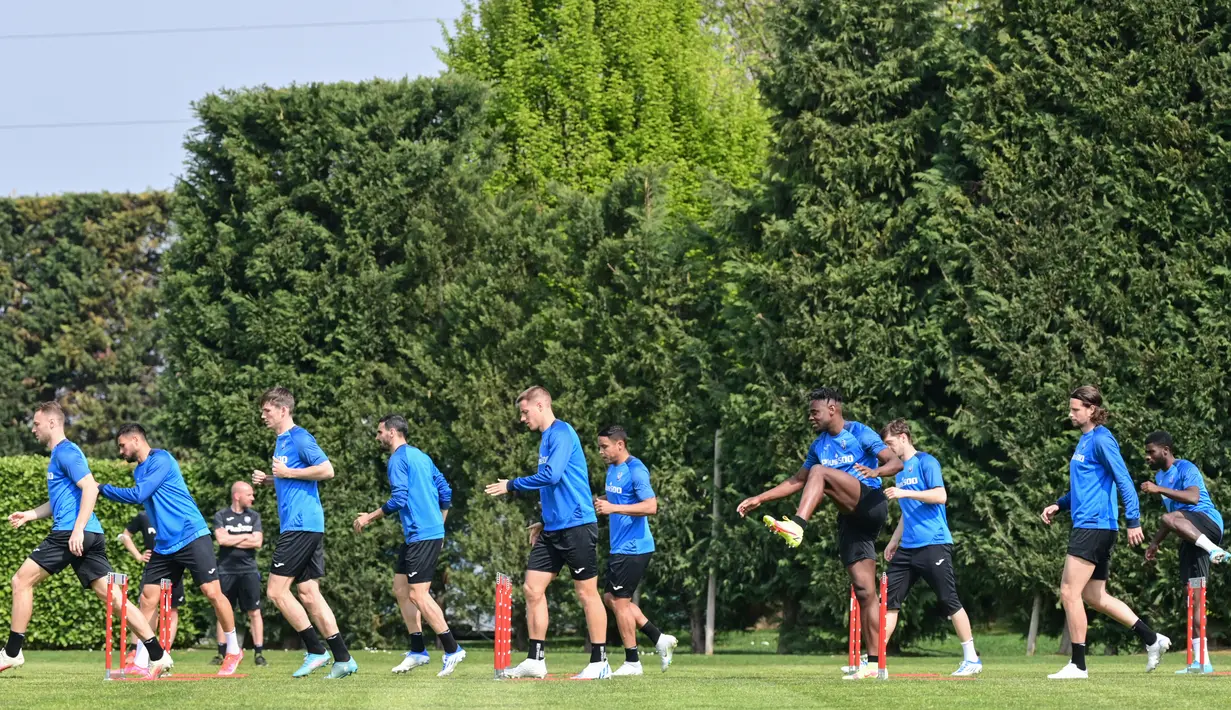 Para pemain Atalanta melakukan pemanasan selama sesi latihan di tempat latihan klub di Ciserano, Bergamo, Italia (13/4/2022). Atalanta akan bertanding melawan RB Leipzig pada leg kedua perempat final Liga Europa di Stadio Atleti Azzurri. (AFP/Miguel Medina)