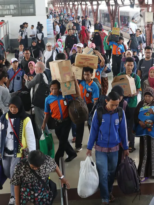 Penumpang membawa barang bawaannya berjalan menuju pintu keluar di Stasiun Senen, Jakarta, Rabu (28/6). Diperkirakan sekitar 22 ribu penumpang akan tiba di Stasiun Pasar Senen pada hari ini, Rabu 28 Juni 2017 atau H+3 lebaran. (Liputan6.com/Angga Yuniar)