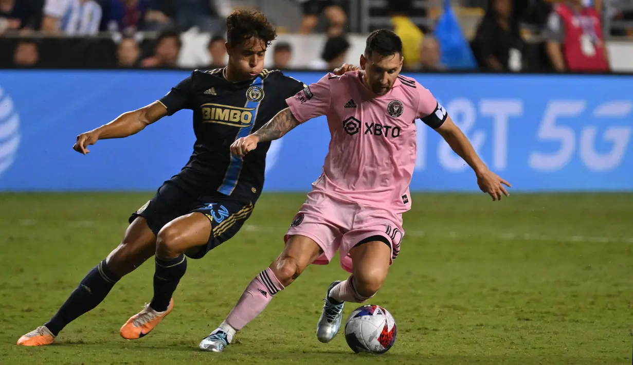 Pemain Inter Miami, Lionel Messi (kanan) berebut bola dengan pemain Philadelphia Union, Quinn Sullivan pada laga Piala Liga 2023 di Subaru Park, Chester, Pennsylvania, 15 Agustus 2023. (AFP/Angela Weiss)