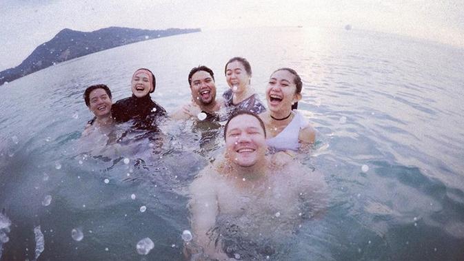 Setelah menikah, Roger dan Cut Meyriska tampil mesra saat liburan di Thailand.  (Sumber: Instagram/@cutratumeyriska)
