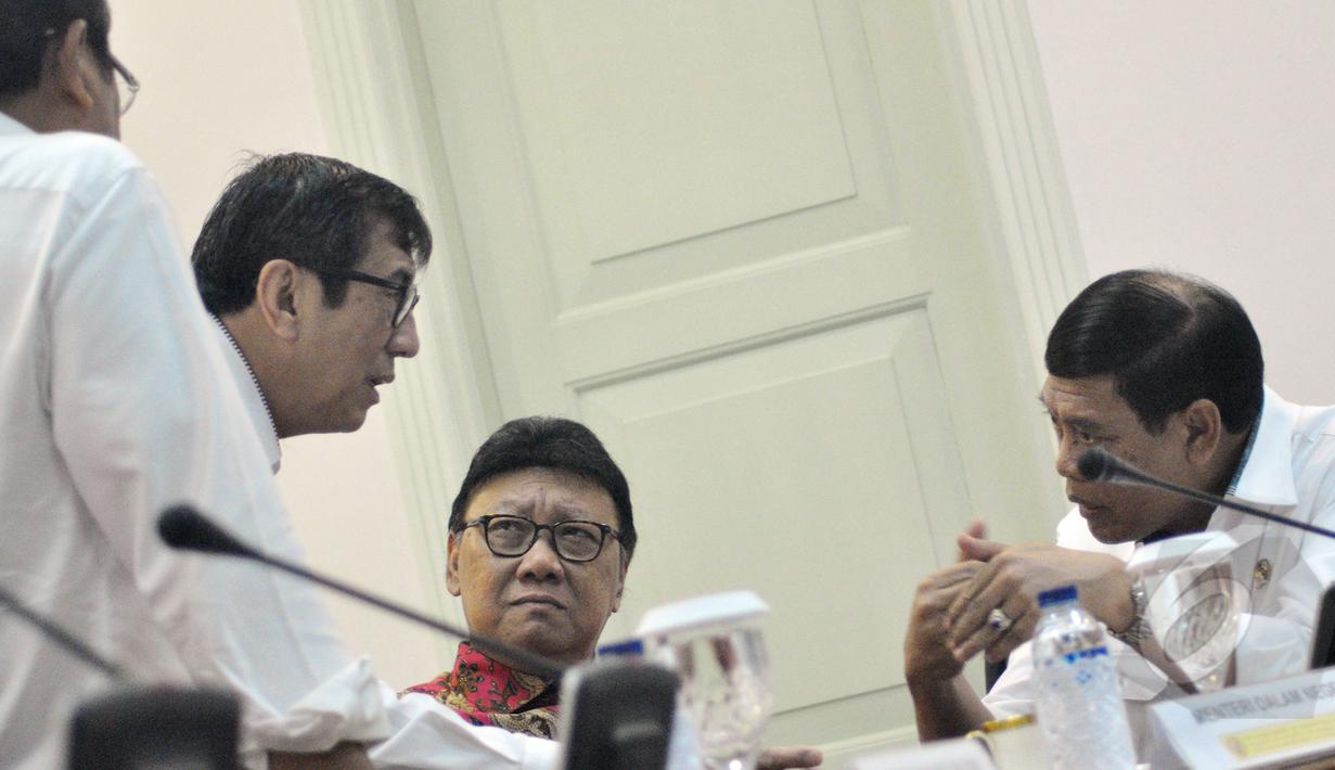 Sejumlah Menteri berdialog saat menghadiri rapat terbatas di Kantor Presiden, Komplek Istana Kepresidenan, Jakarta, Rabu (18/3/2015).(Liputan6.com/Faizal Fanani)