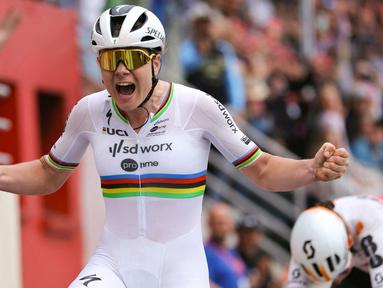 Pembalap Team SD Worx - Protime, Lotte Kopecky melakukan selebrasi setelah melintasi garis finis saat perlombaan balap sepeda Paris Roubaix Femmes 2024 yang menempuh 148,5km antara Denain hingga Roubaix, Prancis, Sabtu (06/07/2024) waktu setempat. (AFP/Thomas Samson)