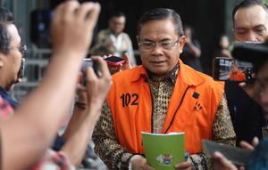 Dalam OTT tersebut, KPK menyita uang tunai sekitar Rp2,6 miliar yang diduga hasil pemerasan, yang ditemukan disimpan dalam karung dan kantong plastik. Tampak dalam foto, Bupati Pati nonaktif, Sudewo, berjalan menuju mobil tahanan usai menjalani pemeriksaan di Gedung Merah Putih Komisi Pemberantasan Korupsi (KPK), Jakarta, Kamis (12/2/2026). (Liputan6.com/Helmi Fithriansyah)