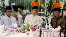 Presiden Joko Widodo atau Jokowi (kanan) saat menghadiri buka puasa bersama Ketua MPR Zulkifli Hasan (tengah) di Rumah Dinas MPR Widya Chandra, Jakarta, Jumat (8/6). Buka bersama untuk menjalin silaturahmi antara pejabat negara. (Liputan6.com/JohanTallo)
