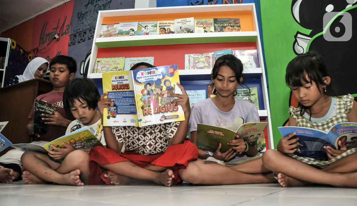 Anak-anak membaca buku di Pojok Baca Kampung Literasi RW 09, Kampung Pondok Jati, Palmeriam, Jakarta Timur, Senin (10/10/2022). Pojok Baca Kampung Literasi dibangun untuk menjadi fasilitas baru bagi anak-anak hingga orang dewasa yang berada di kawasan permukiman padat penduduk tersebut dalam memperkaya literasi dan meningkatkan minat membaca sejak dini. (merdeka.com/Iqbal S. Nugroho)