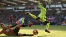 Pemain AFC Bournemouth, Adam Smith (kiri) menghadang laju pemain Liverpool, Sadio Mane pada laga Premier League di Vitality Stadium, (04/12/2016). Sadio Mane sumbang satu gol Liverpool.  (Action Images/Reuters/Paul Childs)