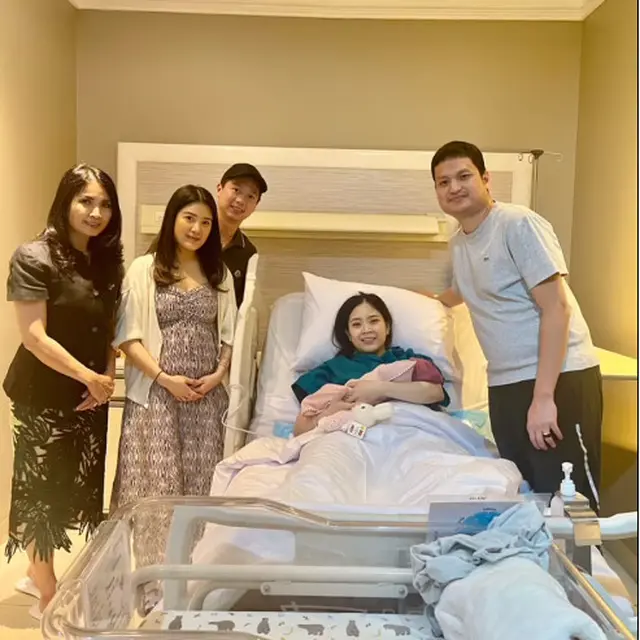 6 Potret Jessica Tanoe Dijenguk Keluarga Usai Lahiran, Valencia Tanoe Curi Perhatian
