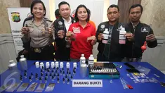 Kasat Narkoba Polres Jakarta Selatan Kompol Vivick Tjangkung menunjukkan tersangka beserta barang bukti kasus cairan rokok elektrik berbahan ganja di Mapolres Jakarta Selatan, Selasa (21/3). (Liputan6.com/Immanuel Antonius)