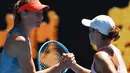 Petenis Rusia Maria Sharapova bersalaman dengan Ashleigh Barty dari Australia usai pertandingan pada babak keempat Australia Terbuka 2019 di Melbourne, Australia (20/1). Sharapova kalah 4-6 6-1 6-4. (AFP Photo/Greg Wood)