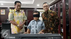Ketua MPR-RI Zulkifli Hasan saat menerima Jefri Setiawan anak kelas V SD asal Kendal, Jawa Tengah yang akan mengikuti Guinness World Record London bulan Maret nanti, Senayan, Jakarta, Senin (9/1). (Liputan6.com/JohanTallo)