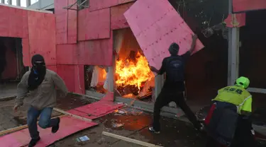 Demonstran mengamuk membakar gedung Kementerian Pertanian dalam unjuk rasa anti-pemerintah di Brasilia, Brasil, Rabu (24/5). Ribuan demonstran bergerak ke ibu kota menuntut pengunduran diri Presiden Michel Temer. (AP Photo/Eraldo Peres)