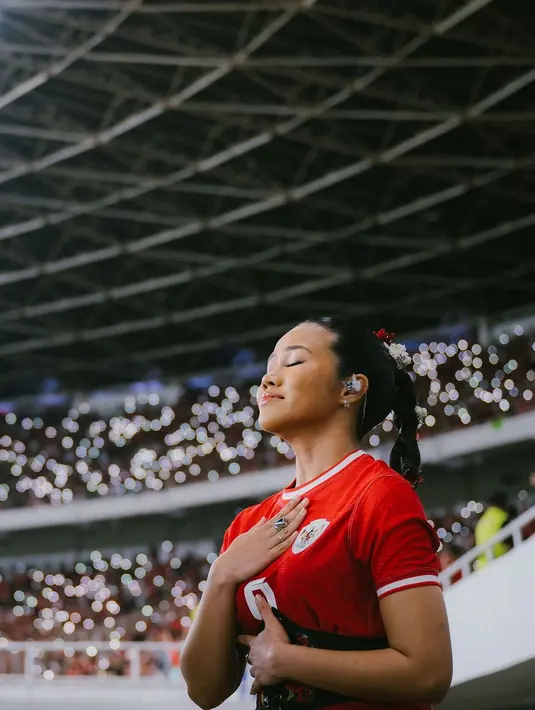 Istri Donne Maula itu tampil paripurna dengan makeup flawless bernuansa cokelat gold dan lipstik nude [@yurayunita]