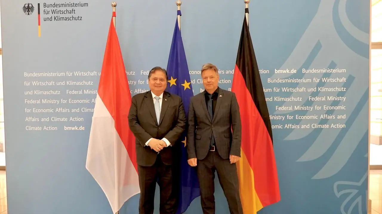 Menteri Koordinator Bidang Perekonomian Airlangga Hartarto dan Wakil Kanselir dan Menteri Ekonomi dan Aksi Iklim Republik Federal Jerman Y.M. Robert Habeck melakukan pertemuan bilateral di Berlin