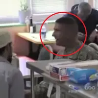 Seorang anggota militer Amerika Serikat membela seorang penjaga kasir toko beragama Islam dari perlakuan diskriminasi pelanggan, keren!