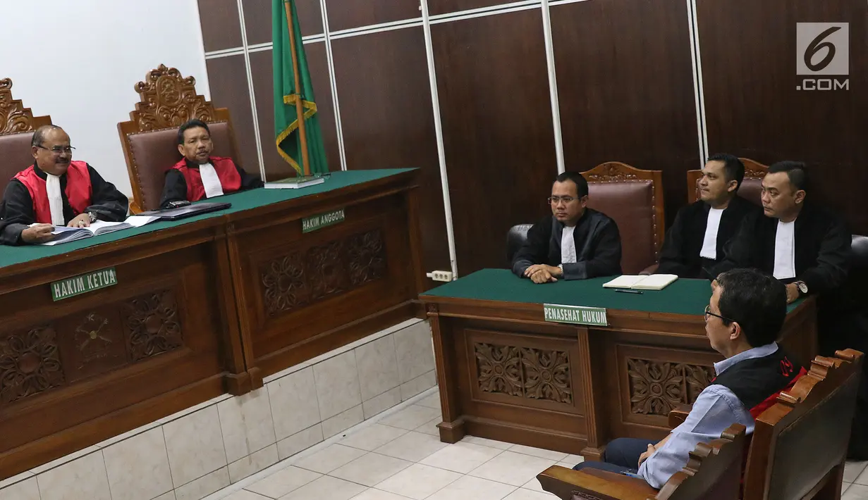 Terdakwa kasus penghancuran barang bukti dugaan pengaturan skor Joko Driyono mengikuti sidang di Pengadilan Negeri Jakarta Selatan, Selasa (2/7/2019). Sidang Joko Driyono ditunda karena JPU belum siap menyampaikan materi tuntutan. (Liputan6.com/Herman Zakharia)