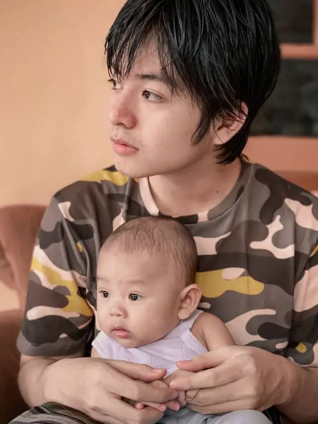 6 Potret Manis Angga Yunanda Momong Keponakan, Sama-sama Bikin Gemas