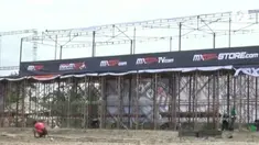 Balap MX GP bertaraf Internasional di kelas sedunia yang tinggal satu hari lagi, namun pembangunan sirkuit MX GP yang digelar di GOR Sahabuddin kota Pangkal Pinang Propinsi Bangka Belitung, Jum’at siang, belum juga rampung, saat ini masih terus dik...