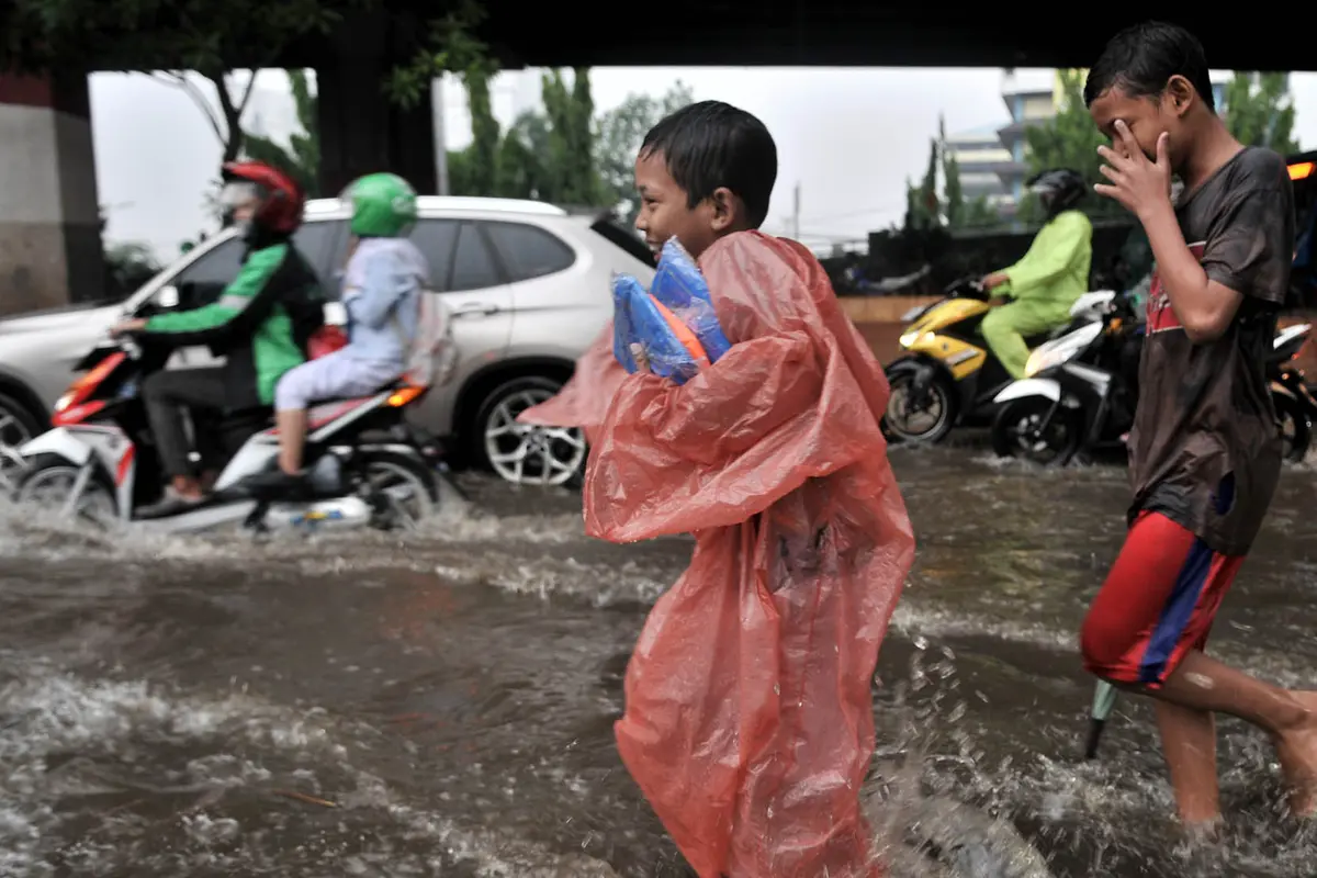 Banjir Genangi Jalan DI Panjaitan