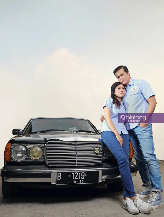 "Terjadinya di lokasi syuting. Biasa, di lokasi sedang banyak orang dan dia lagi mengantar temannya. Kita semua duduk bareng di satu meja. Ya ngobrol sampai akhirnya tukeran nomor telepon," kenang Adjie. (Adrian Putra/Bintang.com)