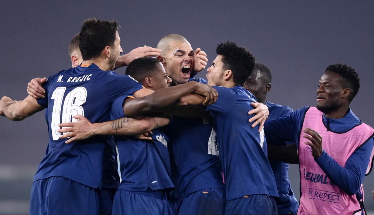 Para pemain Porto melakukan selebrasi usai menyingkirkan Juventus pada laga Liga Champions di Stadion  Allianz, Rabu (10/3/2021). Juventus tersingkir karena skor agregat 4-4. (AP/Luca Bruno)