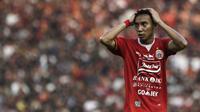 Gelandang Persija Jakarta, Novri Setiawan, tampak kecewa usai gagal menjebol gawang Persib Bandung pada laga Shopee Liga 1 di SUGBK, Jakarta, Rabu (10/7). Persija bermain imbang 1-1 atas Persib. (Bola.com/Yoppy Renato)