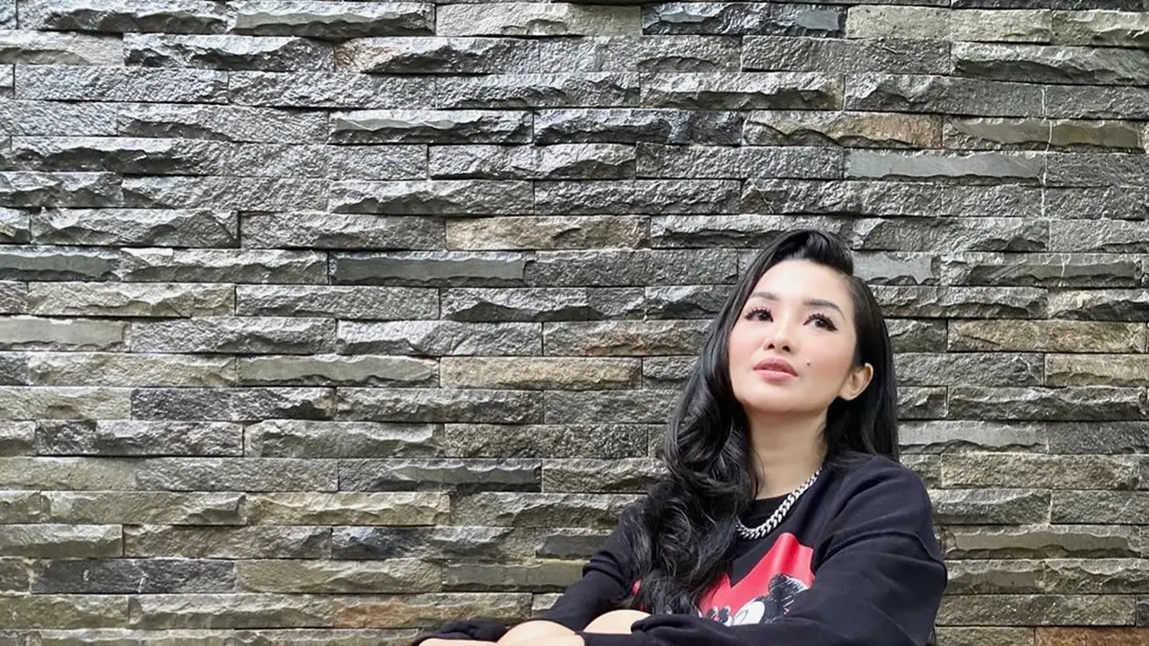 6 Gaya Sporty Fitri Carlina, Tetap Stylish Bak Anak Muda