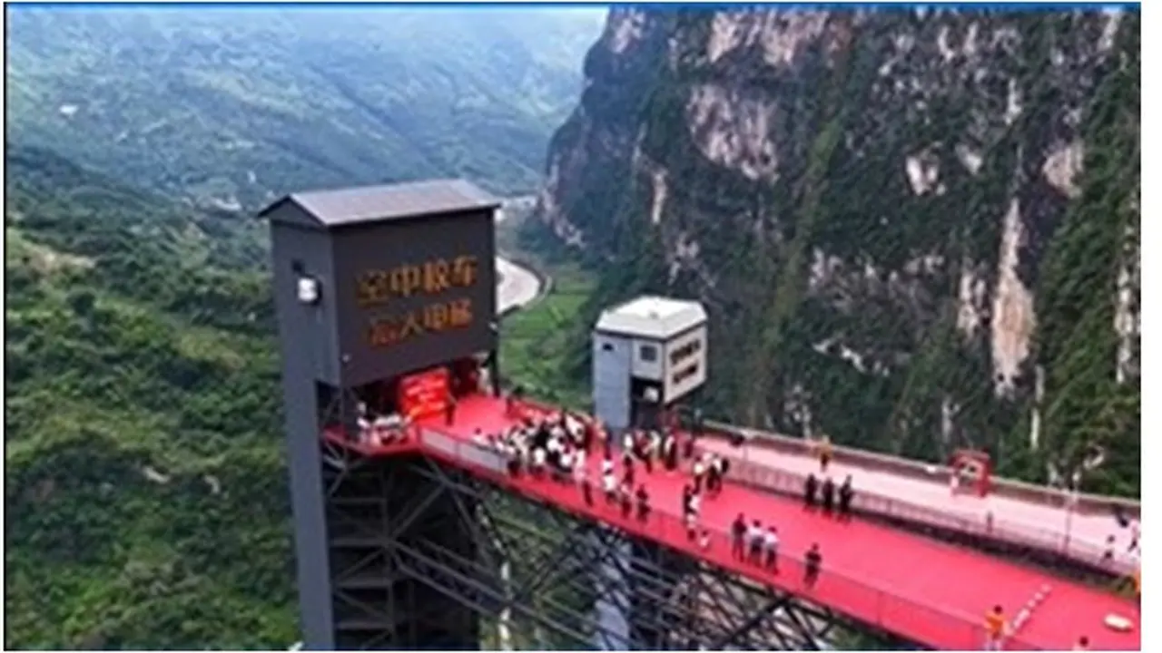 Lift Tebing di China Permudah Anak Sekolah