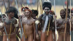 Peserta bersiap jelang Festival Lembah Baliem ke-27 di Wamena, Papua, Senin (8/8). Festival Lembah Baliem adalah pertunjukkan perang-perangan antar suku di Papua yang menjadi tontonan seru dan menghibur. (AFP PHOTO/Adek Berry)