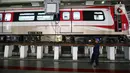 Mekanik melakukan proses perawatan ringan rangkaian kereta di Depo LRT Jakarta, Pegangsaan Dua, Jakarta, Selasa (17/3/2023). Pemeriksaan dan perawatan ringan rangkaian kereta LRT Jakarta tersebut dilakukan secara berkala setiap tujuh hari dan empat bulan serta perawatan berat setiap empat tahun sekali guna memberikan keamanan dan kenyamanan bagi penumpang. (Liputan6.com/Faizal Fanani)