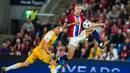 Pemain Timnas Norwegia, Erling Haaland, berebut bola dengan pemain Moldova dalam lanjutan Kualifikasi Piala Dunia 2026 di Ullevaal Stadium, Rabu (10/9/2025). (Cornelius Poppe/NTB via AP)